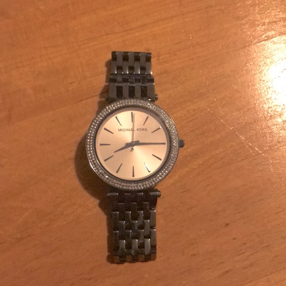 Micheal Kors - Picture 1 of 3
